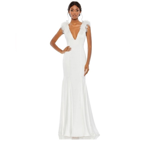 Mac Duggal
Feather Shoulder V-Neck Column Gown size 6 white NWT - Picture 1 of 15